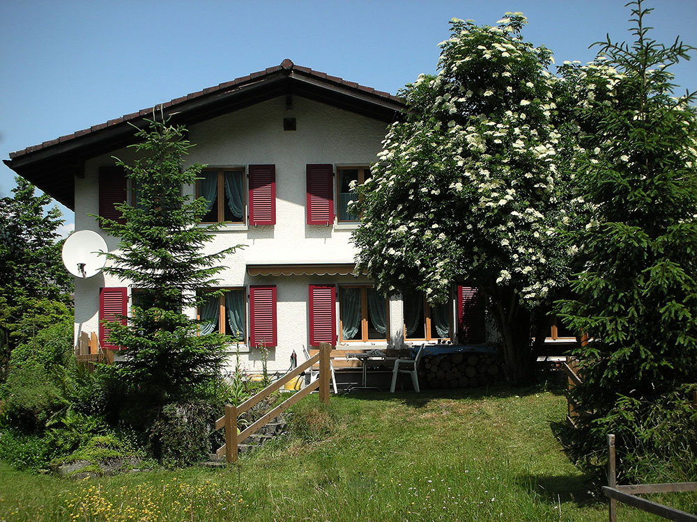 Das Ferienhaus Chalet Andreas in Kandersteg - Frontalansicht vom Garten aus