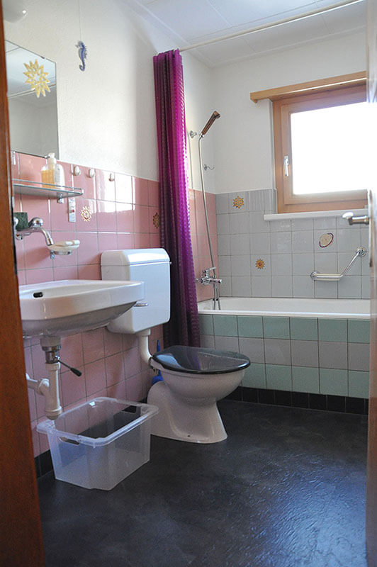 Ferienhaus Chalet Andreas im Chappeli in Kandersteg, Badezimmer mit Toilette, Bad und Dusche
