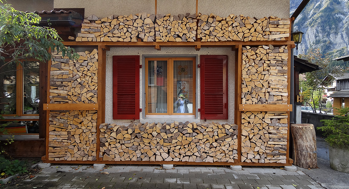 Das Ferienhaus Chalet Andreas in Kandersteg - Seitenansicht mit Holzgestell