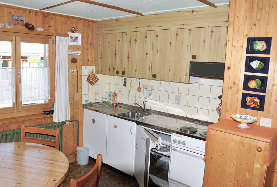 Ferienhaus Chalet Andreas im Chappeli in Kandersteg, Küche mit Esstisch, Bild 2