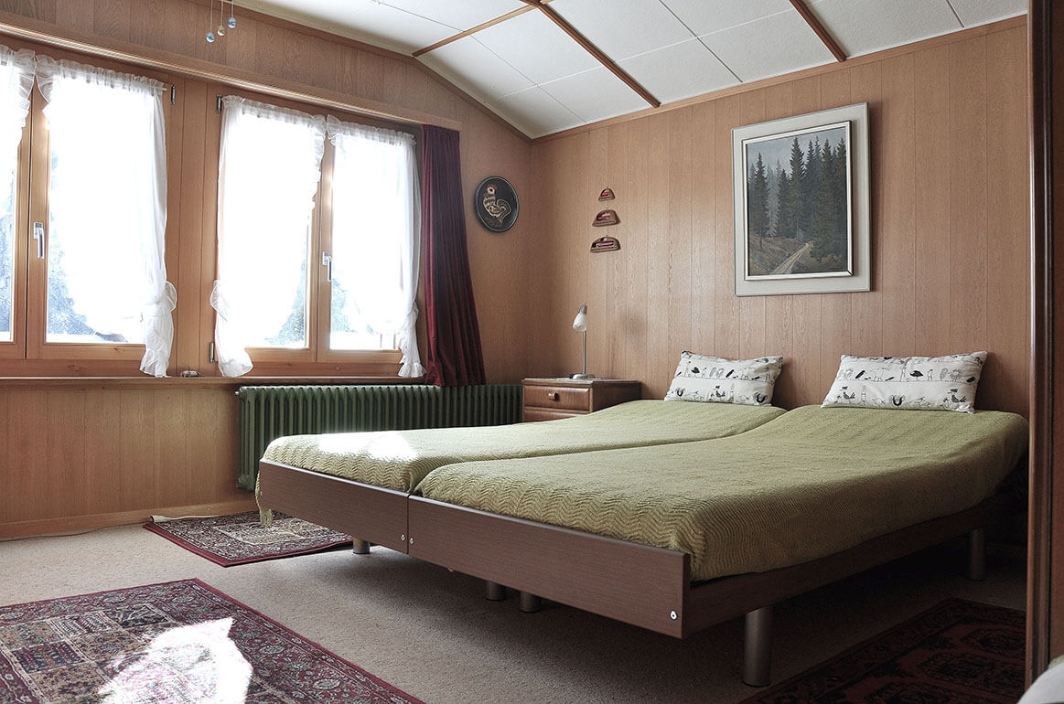Ferienhaus Chalet Andreas im Chappeli in Kandersteg, grösseres Schlafzimmer, Bild 1