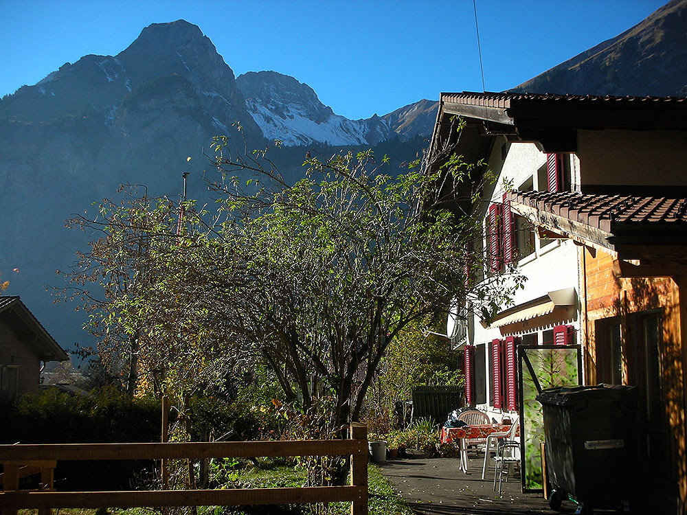 Das Ferienhaus Chalet Andreas in Kandersteg - Sitzplatz mit Aussicht auf die Allmenalp